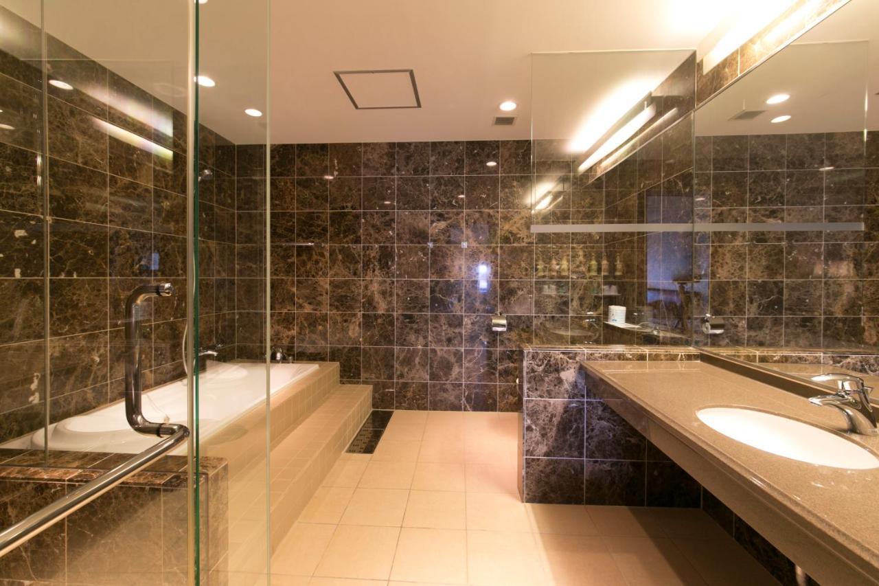 Nakanoshima Plaza Hotel Osaka Bagian luar foto